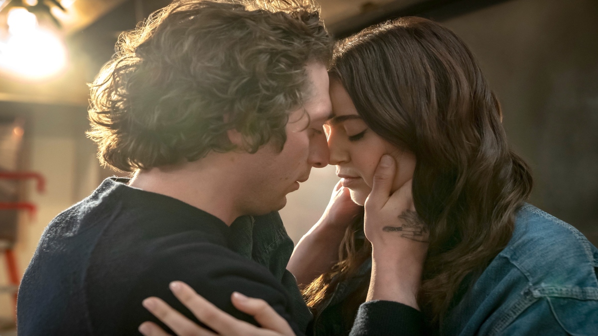 Jeremy Allen White and Molly Gordon Share a Kiss